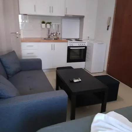 Little Beauty - Happyhostgr - In بلاتامونيس