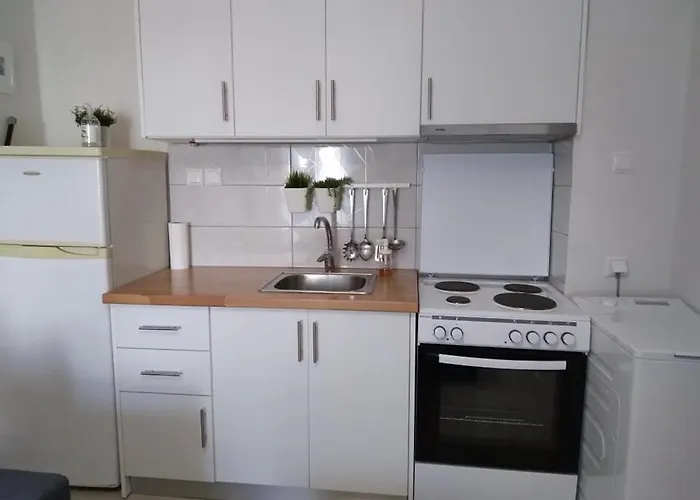 Little Beauty - Happyhostgr - In Apartment *